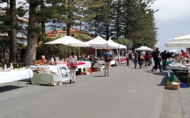 Antiekmarkt Bordighera 1.jpg