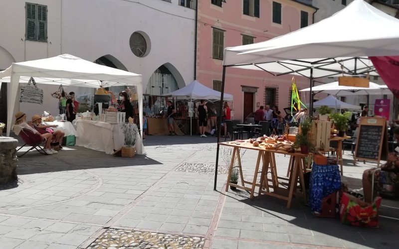 Isolabona markt.jpg